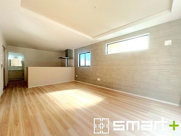 ~折り上げ天井のあるLDK~ ・一部天井を高くする折り上げ天井を配する事で縦への空間が生まれ、開放感のある広々とした仕様に。 ・ぜひ現地でその魅力をご体感くださいませ。