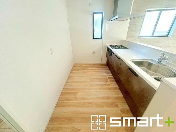 ~使い勝手の良いシステムキッチン~ ・料理がしやすい設計のキッチンでお料理もはかどりますね。 ・もちろんキッチン下部は収納になっておりますので、フライパンなども収納可能です。