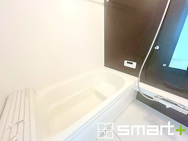 ~浴室乾燥機付きの浴室~ ・浴室には乾燥機が付いているので雨の日でも洗濯物を干すことが可能です。 ・水はけの良い床材など機能面も充実。マイクロバルなどオプションもご相談くださいませ。