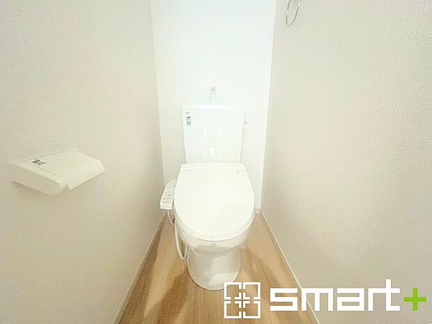 ~やはり便利なタンク式トイレ~ ・最近はタンクレストイレもございますが、タンク式の場合は停電時もお水を流すことが可能。 ・故障時なども比較的費用が安くなるなど、メリットが多くなります。