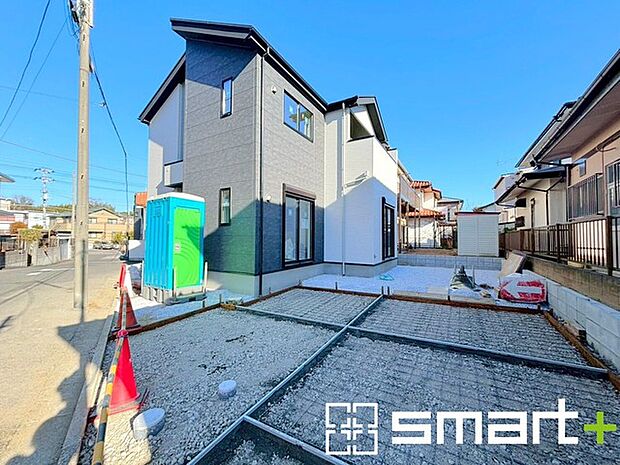 〜ベタ基礎でしっかりとした土台〜 ・コンクリートの中に鉄筋を配し強度を高めた「ベタ基礎」を採用。 ・しっかりとした土台を造ったうえで、その上に建物が築造されていきます。 