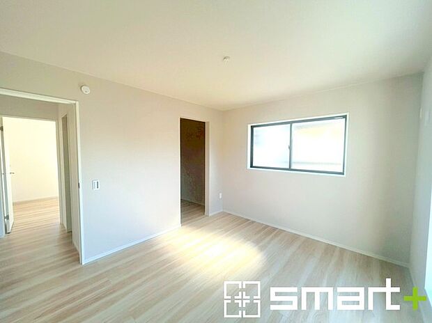 ~バルコニーに面した洋室~ ・バルコニー側の大きな窓から穏やかな陽が差し込む明るい洋室はウォークインクローゼット付。 ・ゆとりある広さでご夫婦やご兄弟でもゆったりお過ごしいただけます。