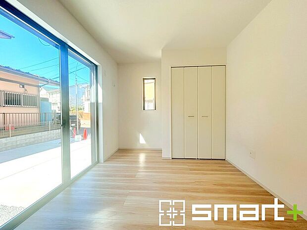 ~リビング横の洋室~ ・お子様のプレイルームやお昼寝、趣味のお部屋など、用途様々な1階洋室。 ・寝室はもちろん、玄関からも直接出入り可能なのでゲストルームにも利用できますね。