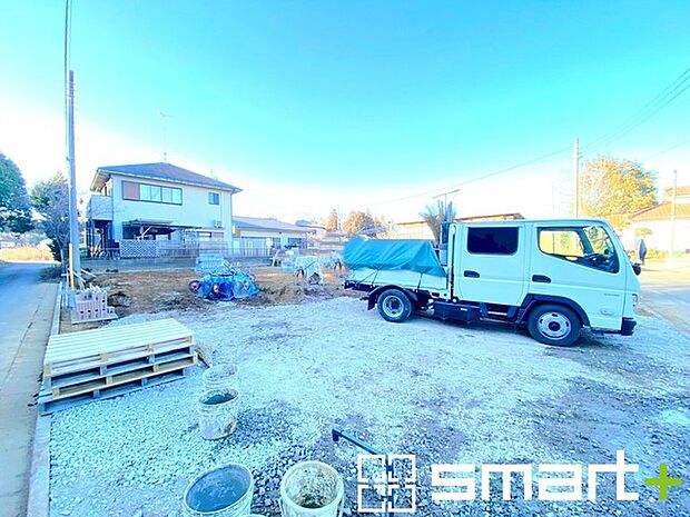 ~閑静な住宅街の立地~ ・周辺は閑静な住宅街となっておりますので、静かな暮らしをご実現いただけます。 ・前面道路の交通量も多くないので、小さなお子様がいるご家庭でもご安心ですね。
