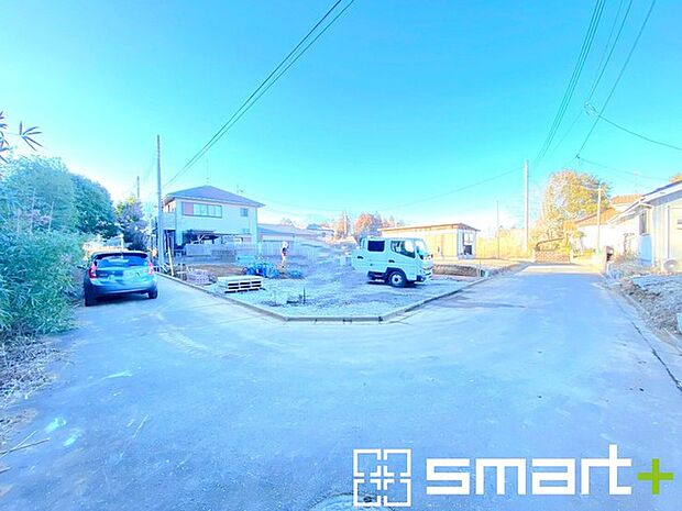 ~開放感ある角地のお住まい~ ・2方向が空く事で開放感のある角地に位置しております。 ・窮屈な感じが無く、ゆったりと暮らせるこの魅力をぜひ現地でご体感くださいませ。