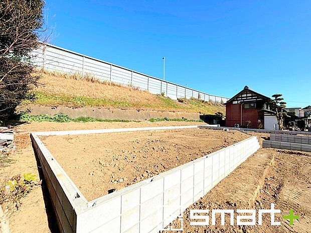 〜閑静な住宅街の立地〜 ・周辺は閑静な住宅街となっておりますので、静かな暮らしをご実現いただけます。 ・前面道路の交通量も多くないので、小さなお子様がいるご家庭でもご安心ですね。 