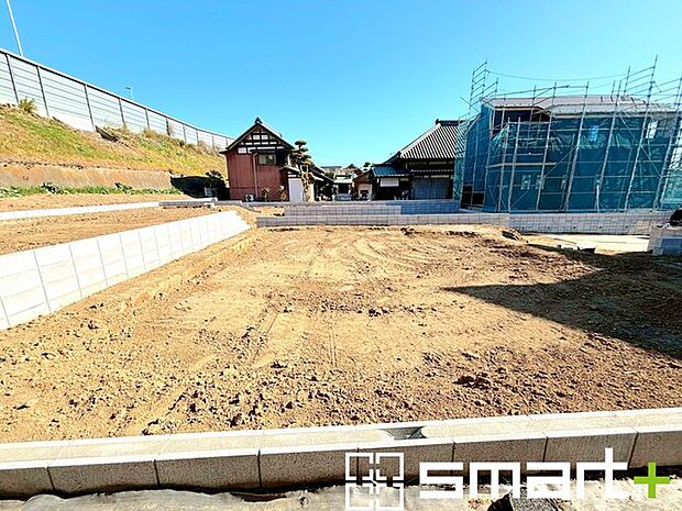 ~ベタ基礎でしっかりとした土台~ ・コンクリートの中に鉄筋を配し強度を高めた「ベタ基礎」を採用。 ・しっかりとした土台を造ったうえで、その上に建物が築造されていきます。