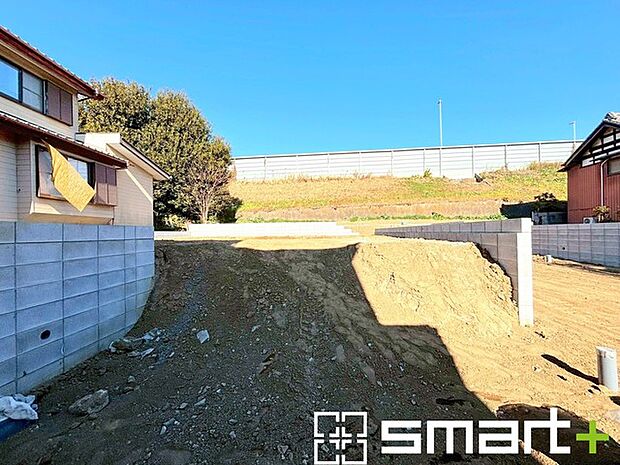 ~閑静な住宅街の立地~ ・周辺は閑静な住宅街となっておりますので、静かな暮らしをご実現いただけます。 ・前面道路の交通量も多くないので、小さなお子様がいるご家庭でもご安心ですね。