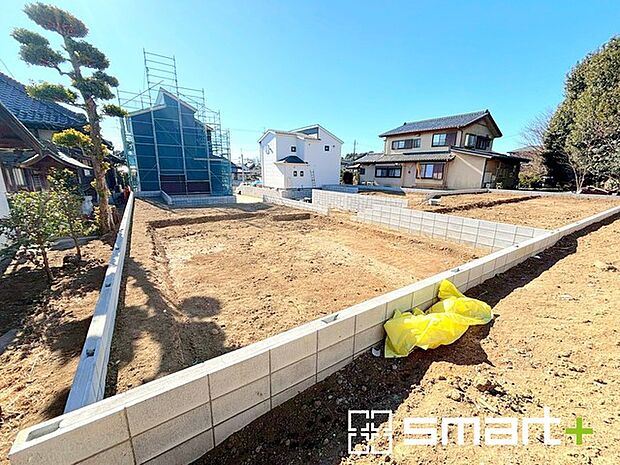 ~閑静な住宅街の立地~ ・周辺は閑静な住宅街となっておりますので、静かな暮らしをご実現いただけます。 ・前面道路の交通量も多くないので、小さなお子様がいるご家庭でもご安心ですね。