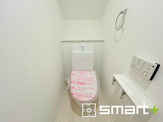 ~ウォシュレット付トイレ~ ・清潔感あるウォシュレット付です。 ・背面のスペースにちょっとした棚を設置すれば、トイレットペーパーのストックなども置けますね。