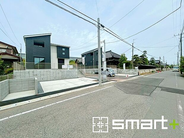 ~閑静な住宅街の立地~ ・周辺は閑静な住宅街となっておりますので、静かな暮らしをご実現いただけます。 ・前面道路の交通量も多くないので、小さなお子様がいるご家庭でもご安心ですね。