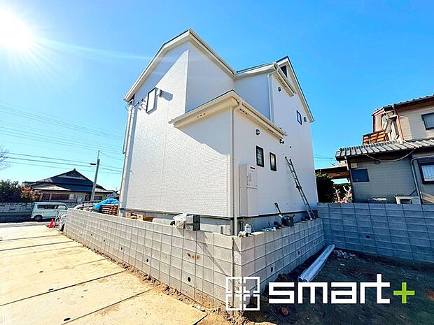 ~ベタ基礎でしっかりとした土台~ ・コンクリートの中に鉄筋を配し強度を高めた「ベタ基礎」を採用。 ・しっかりとした土台を造ったうえで、その上に建物が築造されていきます。