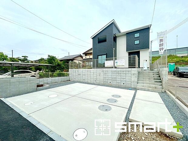 ~ゆとりあるカースペース~ ・セカンドカーや来客時にも困らないカースペース2台分は並列駐車可能でお車の出し入れもラクラク。 ・カーポートなどのオプションもお気軽にご相談くださいませ。