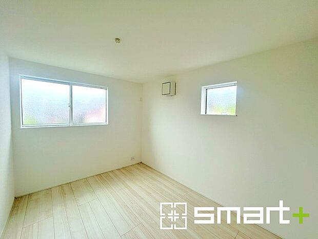 ~2面採光の明るいお部屋~ ・洋室は2面採光とする事で穏やかな陽の入る明るい空間となっております。 ・くつろぎのプライベート時間を明るい空間で穏やかにお過ごしいただけます。