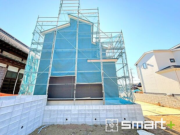 〜ベタ基礎でしっかりとした土台〜 ・コンクリートの中に鉄筋を配し強度を高めた「ベタ基礎」を採用。 ・しっかりとした土台を造ったうえで、その上に建物が築造されていきます。 