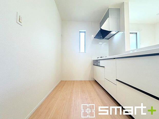 〜使い勝手の良いシステムキッチン〜 ・料理がしやすい設計のキッチンでお料理もはかどりますね。 ・もちろんキッチン下部は収納になっておりますので、フライパンなども収納可能です。