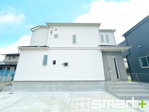 〜閑静な住宅街の立地〜 ・周辺は閑静な住宅街となっておりますので、静かな暮らしをご実現いただけます。 ・前面道路の交通量も多くないので、小さなお子様がいるご家庭でもご安心ですね。