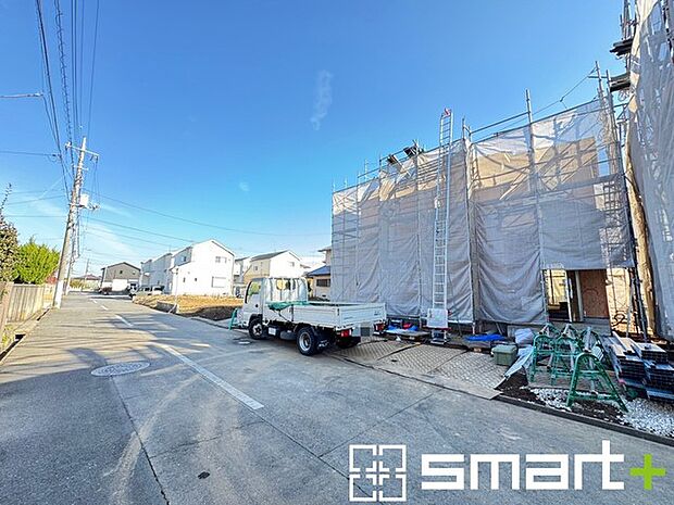 〜閑静な住宅街の立地〜 ・周辺は閑静な住宅街となっておりますので、静かな暮らしをご実現いただけます。 ・前面道路の交通量も多くないので、小さなお子様がいるご家庭でもご安心ですね。