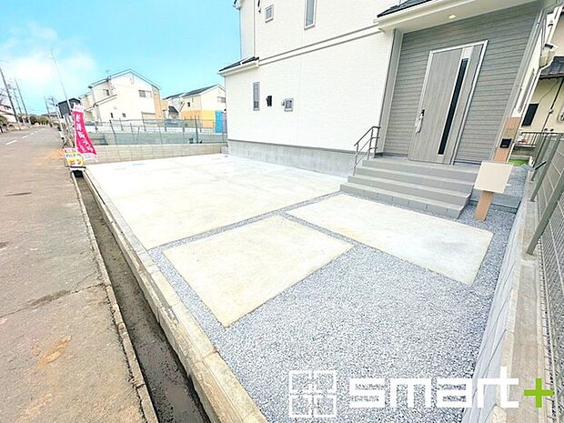 〜駐車場は2台分ご用意〜 ・駐車場は2台分ございますので、車通勤の方や複数台お持ちの方にもお勧めのお住まいです。 ・カーポートなどのオプションもお気軽にご相談くださいませ。