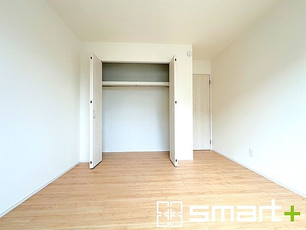 〜クローゼットのあるお部屋〜 ・人気のクローゼットをご用意。季節物や趣味の道具などもスッキリと収納が可能です。 ・最近流行りの収納術などもぜひご活用くださいませ。