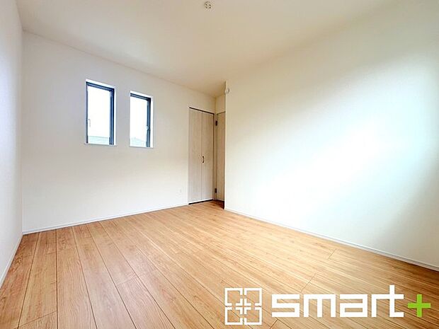 〜オプション施行もお任せください〜 ・フローリングの変色など劣化を軽減し、水をこぼした場合などにも防いでくれるフロアコーテイングが人気となっております。 ・オプション施行もお任せください。