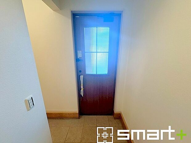 〜穏やかな陽の入る玄関〜 ・玄関ドアのガラス部分に窓を設ける事で穏やかな陽の入る玄関に。 ・ご家族やご来客を明るい空間で出迎えてくれます。