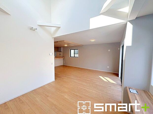 〜間取り変更も可能なプラン〜 ・1階25.3帖の洋室は間仕切りを造る事で2部屋に分ける事が可能。 ・ご家族の状況に応じて部屋の数を変更できるプランです。