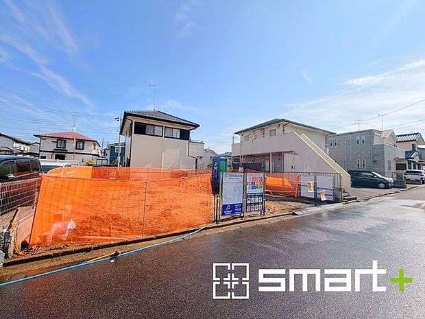 ~閑静な住宅街の立地~ ・周辺は閑静な住宅街となっておりますので、静かな暮らしをご実現いただけます。 ・前面道路の交通量も多くないので、小さなお子様がいるご家庭でもご安心ですね。