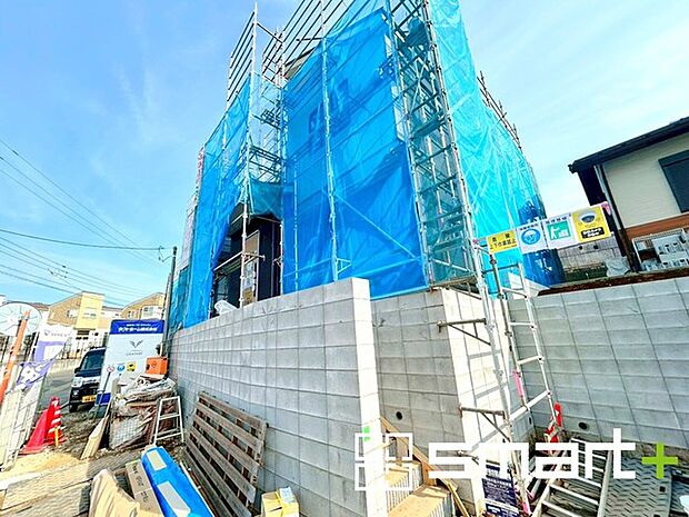 〜ベタ基礎でしっかりとした土台〜 ・コンクリートの中に鉄筋を配し強度を高めた「ベタ基礎」を採用。 ・しっかりとした土台を造ったうえで、その上に建物が築造されていきます。