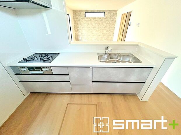 ~人気のカウンターキッチン~ ・キッチンには余計な柱が無いので、リビングが見渡せ開放感のある造りとなっております。 ・蛇口には浄水器が内蔵されるなど機能面でも優れたキッチンです。