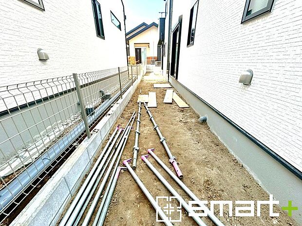 ~お庭もある余裕の敷地~ ・広々した敷地にはお庭もご用意。お庭があるだけで余裕を感じますね。 ・防草シートや人工芝の敷設などのオプションもお気軽にご相談くださいませ。