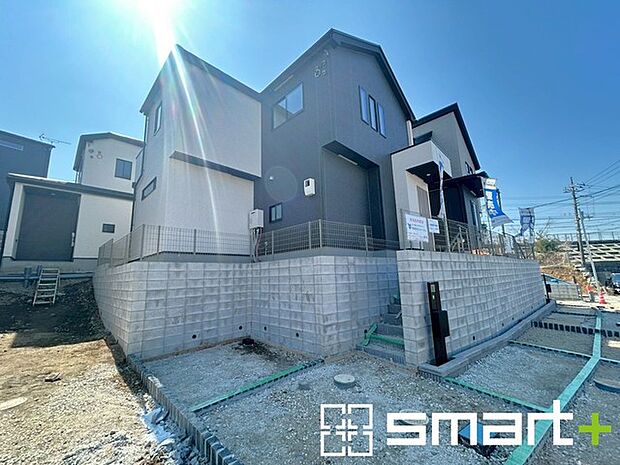 ~ゆとりあるカースペース~ ・セカンドカーや来客時にも困らないカースペース2台分。物置や駐輪スペースなどにも利用できますね。 ・カーポートなどのオプションもお気軽にご相談くださいませ。