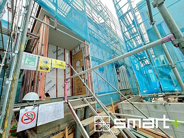 ~ベタ基礎でしっかりとした土台~ ・コンクリートの中に鉄筋を配し強度を高めた「ベタ基礎」を採用。 ・しっかりとした土台を造ったうえで、その上に建物が築造されていきます。