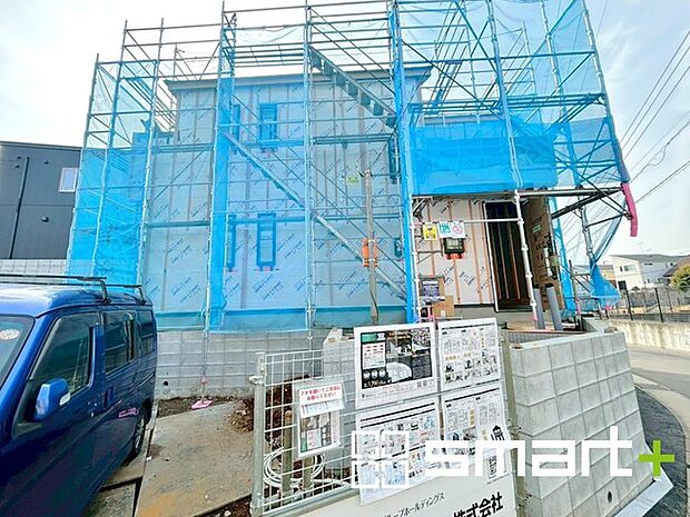 〜ベタ基礎でしっかりとした土台〜 ・コンクリートの中に鉄筋を配し強度を高めた「ベタ基礎」を採用。 ・しっかりとした土台を造ったうえで、その上に建物が築造されていきます。