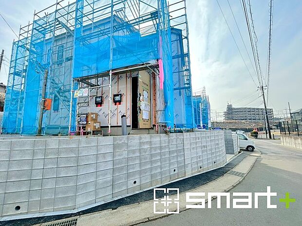 〜閑静な住宅街の立地〜 ・周辺は閑静な住宅街となっておりますので、静かな暮らしをご実現いただけます。 ・前面道路の交通量も多くないので、小さなお子様がいるご家庭でもご安心ですね。