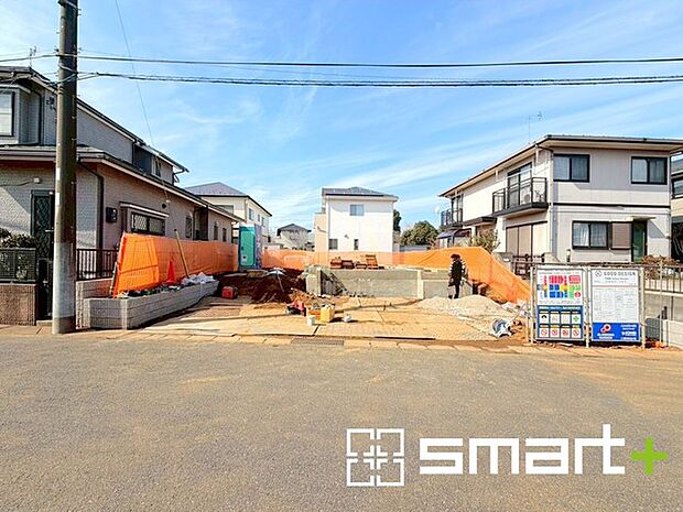 ~閑静な住宅街の立地~ ・周辺は閑静な住宅街となっておりますので、静かな暮らしをご実現いただけます。 ・前面道路の交通量も多くないので、小さなお子様がいるご家庭でもご安心ですね。
