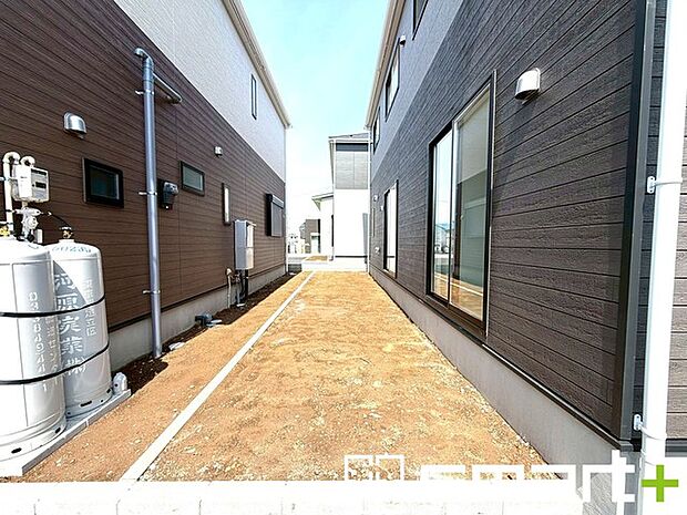 ～お庭もある余裕の敷地～ ・広々した敷地にはお庭もご用意。お庭があるだけで余裕を感じますね。 ・防草シートや人工芝の敷設などのオプションもお気軽にご相談くださいませ。 