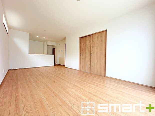 ~ナチュラルな色彩のLDK~ ・自然な風合いの色味で纏められたLDKは家具のコーディネートもしやすくなっております。 ・どんなインテリアにするか、考えるだけでも楽しくなりますね。