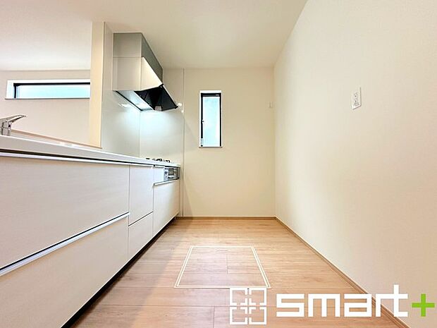 ~使い勝手の良いシステムキッチン~ ・料理がしやすい設計のキッチンでお料理もはかどりますね。 ・もちろんキッチン下部は収納になっておりますので、フライパンなども収納可能です。