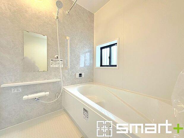 ～浴室乾燥機付きの浴室～ ・浴室には乾燥機が付いているので雨の日でも洗濯物を干すことが可能です。 ・水はけの良い床材など機能面も充実。マイクロバルなどオプションもご相談くださいませ。 
