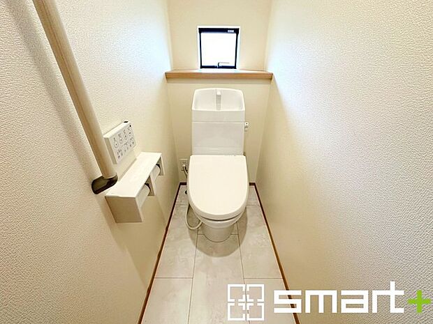 ~小窓付きの明るいトイレ~ ・使用後や掃除の際には新鮮な空気を取り込み換気ができます。 ・背面のスペースにちょっとした棚を設置すれば、トイレットペーパーのストックなども置けますね。