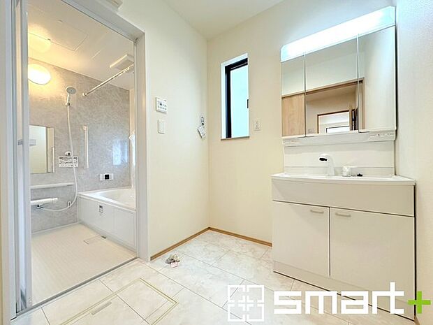 ~明るい洗面スペース~ ・窓から明るい陽が入り、気持ちよく朝の支度ができますね。 ・使い勝手の良い三面鏡タイプのシャワー付き洗面化粧台。鏡の裏に収納があるので洗面台周りもスッキリ。