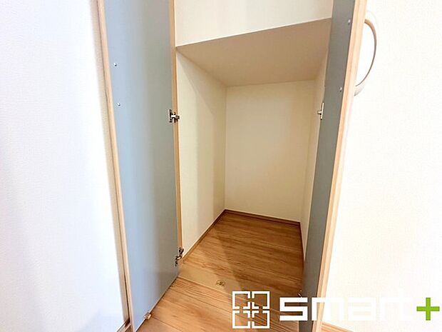 ～ちょっとした空間も有効活用～ ・廊下も無駄にせずしっかりと収納をご用意。ちょっとしたスペースも無駄にしません。 ・掃除機など意外と置場に困る物もしっかりと収納可能です。 