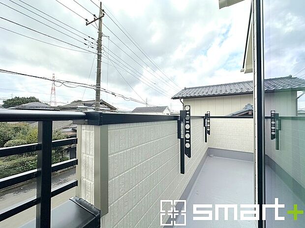 ～洗濯物も干しやすいバルコニー～ ・陽当たり良好な南側のバルコニーは2部屋から出入りができて毎日のお洗濯も快適。 ・テラス屋根等のオプションもお気軽にご相談くださいませ。