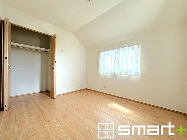 ~収納豊富な洋室~ ・各居室に備え付けの収納をご用意。タンスなどを置く場合と比べ出っ張らないので部屋の中を有効のご活用いただけます。 ・収納の広さなどぜひ現地でご確認くださいませ。