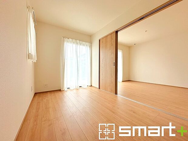 ～リビング横の洋室～ ・お子様のプレイルームやお昼寝、趣味のお部屋など、用途様々な1階洋室。 ・寝室はもちろん、玄関からも直接出入り可能なのでゲストルームにも利用できますね。