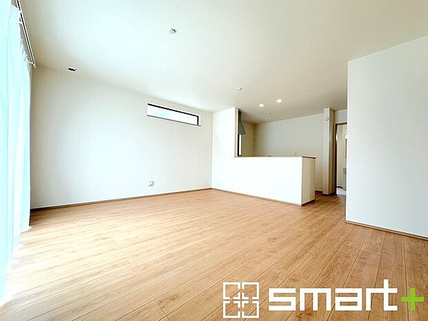 ～窓からはたっぷりの陽光～ ・穏やかな陽だまりに包まれる居心地の良いＬＤＫは、ご家族が自然と集まる憩いのスペースに。 ・家事をしながらご家族との会話が楽しめる人気のカウンターキッチンも魅力。 