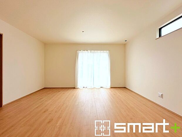 ～穏やかな陽の入るＬＤＫ～ ・大きな窓のあるＬＤＫは陽当りも良好で明るい空間となっております。 ・ご家族団らんなど過ごす時間の多いＬＤＫが明るいのは嬉しいポイントですね。 