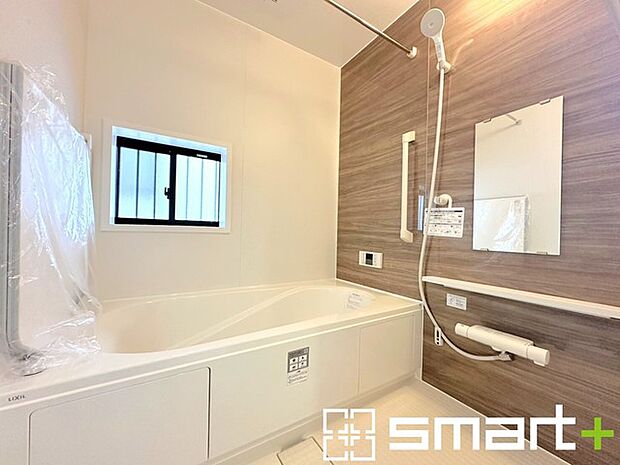 ～浴室乾燥機付きの浴室～ ・浴室には乾燥機が付いているので雨の日でも洗濯物を干すことが可能です。 ・水はけの良い床材など機能面も充実。マイクロバルなどオプションもご相談くださいませ。 