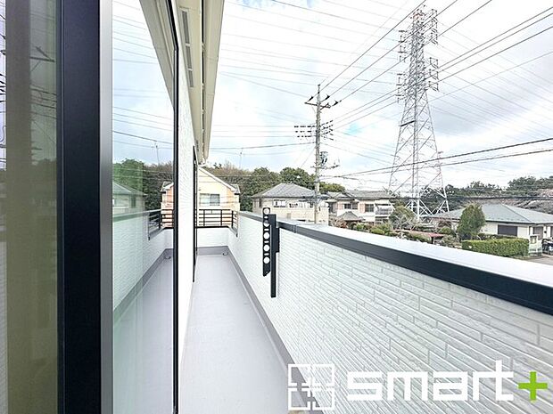 ～洗濯物も干しやすいバルコニー～ ・陽当たり良好な南側のバルコニーは2部屋から出入りができて毎日のお洗濯も快適。 ・テラス屋根等のオプションもお気軽にご相談くださいませ。